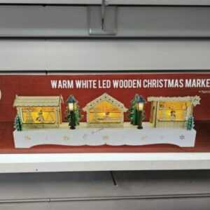 Warmweiße LED Holz Weihnachtsmarkt Szene