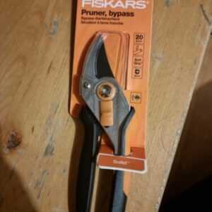 Fiskars Solid Bypass-Gartenschere P331, schwarz