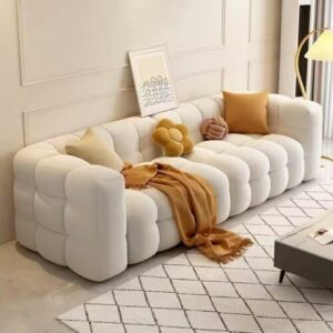 Hochwertiges, modernes Wohnzimmer-Sofa in Creme – stilvoll und bequem.